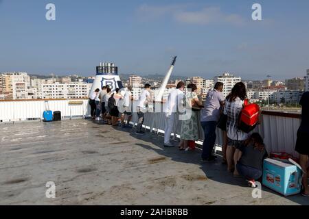 Durazzo, Albania, 4 Luglio 2019: Passeggeri guarda sbarco dei traghetti nel porto di Durazzo sul ponte Foto Stock