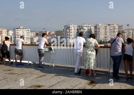 Durazzo, Albania, 4 Luglio 2019: Passeggeri guarda sbarco dei traghetti nel porto di Durazzo sul ponte Foto Stock