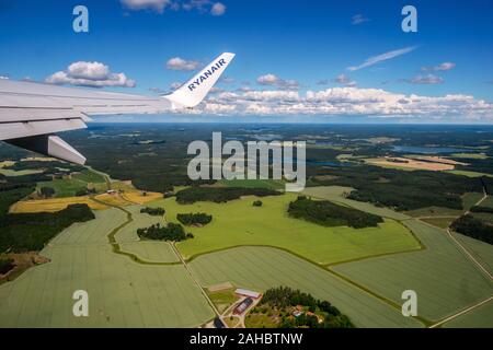 Volo Ryanair decolla da l'aeroporto Skavsta in Svezia Foto Stock