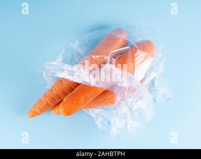 Alcune carote in un sacchetto di plastica Foto Stock