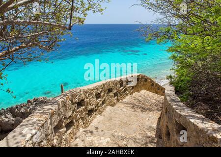 1000 passi la discesa alla spiaggia e mare blu sulla isola di Bonaire Foto Stock