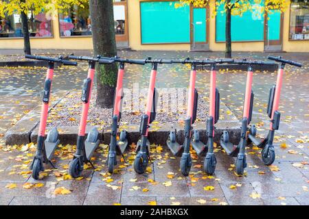 Scooter elettrici sono parcheggiate nella strada dello shopping di Helsinki in Finlandia Foto Stock