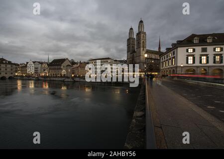 Zurich Svizzera, Vista notte al fiume Limmat e gli edifici storici della città vecchia. Foto Stock