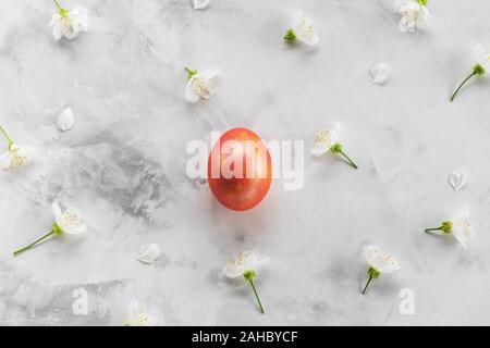 Golden le uova di Pasqua su un sfondo marmo con fiori. Sfondo di vacanza. Appartamento laico, vista dall'alto. Foto Stock