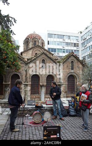 Musica di strada, musicisti in chiesa Kapnikarea Atene Grecia Foto Stock