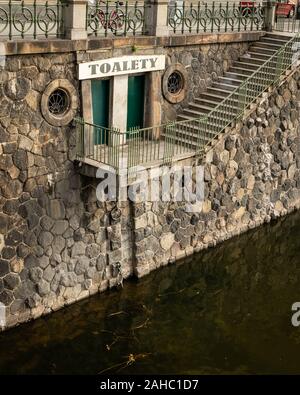 Wc pubblico vicino al Teatro Nazionale al fiume Vltava a Praga (Repubblica Ceca) Foto Stock