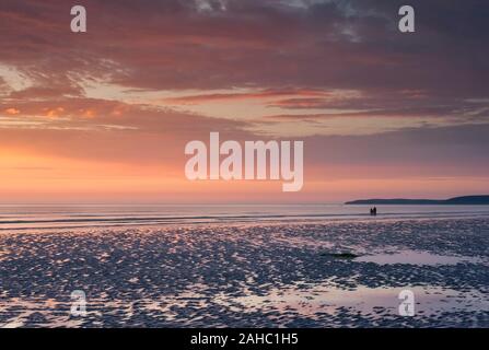 Cielo al tramonto su Westward ho! Spiaggia, guardando verso Baggy Point, North Devon, Regno Unito Foto Stock