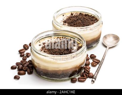 Layered cappuccino cremoso cheesecake in un barattolo di vetro isolato su bianco Foto Stock