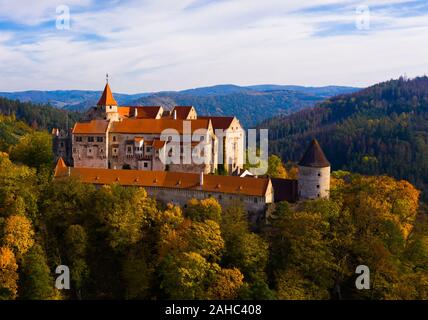 Scenic vista aerea del medievale impressionante Pernstejn castello sulla soleggiata giornata autunnale, Sud Regione della Moravia, Repubblica Ceca Foto Stock