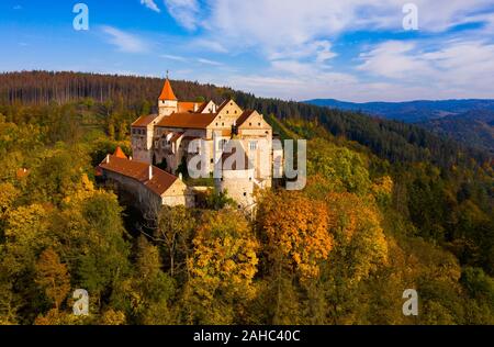 Il castello medievale di Pernstein su una collina nella foresta. A sud la regione della Moravia. Repubblica ceca Foto Stock