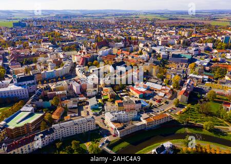 Vista panoramica da fuco di Opava cityscape sulle rive dell omonimo fiume sulla giornata autunnale, Regione di Moravia-Slesia Ci, Repubblica Ceca Foto Stock