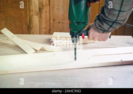 Effettuare il foro nel legno con la seminatrice Foto Stock