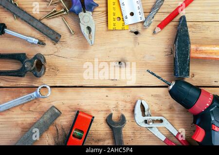 Set di utensili a mano su sfondo di legno Foto Stock