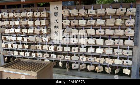 TOKYO, Giappone - APRILE, 10, 2018: schede votiva al tempio di Meiji in tokyo, Giappone Foto Stock