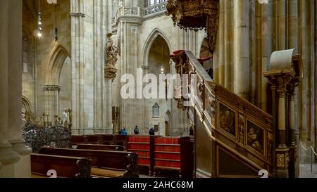 Praga, Repubblica ceca - OTTOBRE, 10, 2017: scale per il pulpito della cattedrale di san vito nel castello di Praga Foto Stock