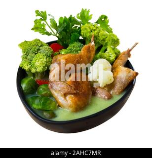 Minestra di crema con quaglie, broccoli, cavolini di Bruxelles e cavolfiori a coppa. Isolato su sfondo bianco Foto Stock