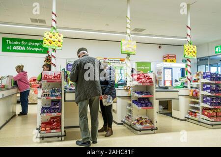 Il personale e i clienti all'interno di supermercati Asda a Newquay in Cornovaglia. Foto Stock