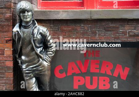 John Lennon statua vicino al Cavern Pub e il Muro delle Celebrità su Mathew Street in Liverpool Foto Stock