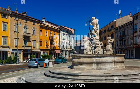 Vista della piazza centrale di Gorizia Piazza della Vittoria (Piazza Vittoria) con Fontana di Nettuno a giornata soleggiata, Italia Foto Stock