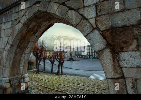 Sulmona; piazza Garibaldi con acquedotto medievale Foto Stock