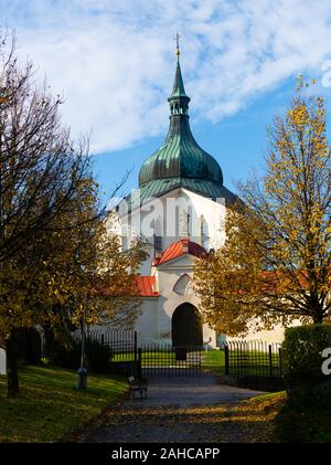 Vista della Chiesa del pellegrinaggio di San Giovanni di Nepomuk a Zelena hora vicino città ceca di Zdar nad Sazavou sulla soleggiata giornata autunnale Foto Stock