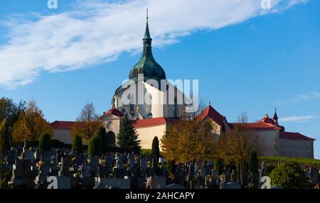 Vista della Chiesa del pellegrinaggio di San Giovanni di Nepomuk con sagrato a Zelena hora vicino città ceca di Zdar nad Sazavou sulla soleggiata giornata autunnale Foto Stock