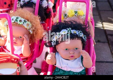 Colorato eyed baby con i capelli di plastica venduti al di fuori nella parte anteriore del negozio per le ragazze. Foto Stock