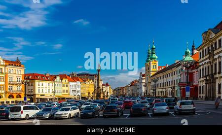 Vista della barocca chiesa dell Assunzione della Vergine Maria e la colonna mariana sulla centrale Piazza Grande di città ceca di Hradec Kralove sulla giornata di sole Foto Stock