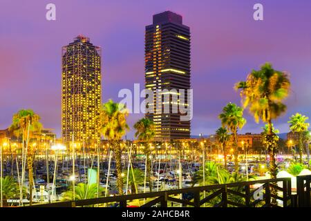 Vista notturna del nuovo lungomare di Barcellona. Spagna Foto Stock