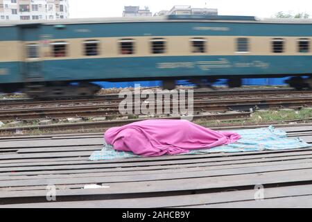 Un bangladese senzatetto prendendo un pisolino su quelle rampa via stazione presso Tajgoan a Dhaka, nel Bangladesh. Contributore: Nazmul Islam / Alamy Stock Photo Foto Stock