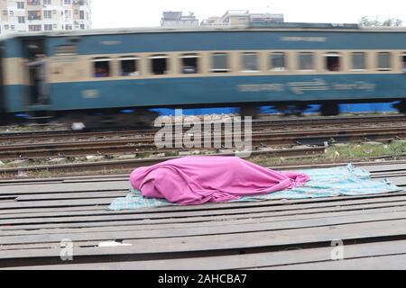 Un bangladese senzatetto prendendo un pisolino su quelle rampa via stazione presso Tajgoan a Dhaka, nel Bangladesh. Contributore: Nazmul Islam / Alamy Stock Photo Foto Stock