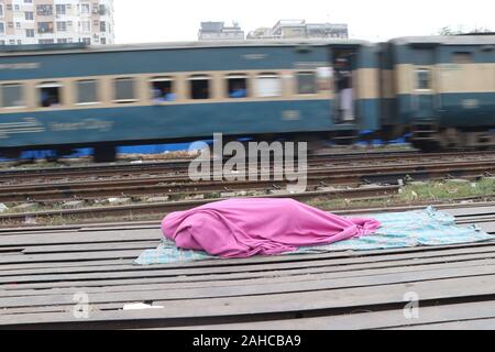 Un bangladese senzatetto prendendo un pisolino su quelle rampa via stazione presso Tajgoan a Dhaka, nel Bangladesh. Contributore: Nazmul Islam / Alamy Stock Photo Foto Stock