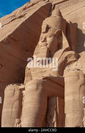 Abu Simbel - il Colosso di Ramesse II il Grande Tempio chiamato anche Tempio del Sole , nei pressi di Aswan, Egitto Foto Stock