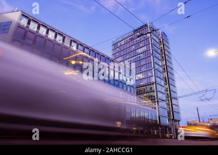 Bucarest, Romania - Dic 15, 2019: Bucarest, Romania - Dic 15, 2019: Infosys e deloitte HQ a Bucarest, in Romania. Foto Stock