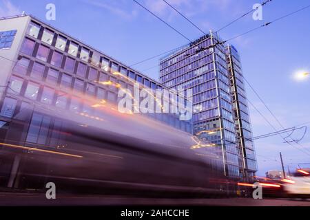 Bucarest, Romania - Dic 15, 2019: Bucarest, Romania - Dic 15, 2019: Infosys e deloitte HQ a Bucarest, in Romania. Foto Stock