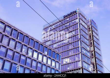 Bucarest, Romania - Dic 15, 2019: Bucarest, Romania - Dic 15, 2019: Infosys e deloitte HQ a Bucarest, in Romania. Foto Stock