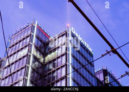 Bucarest, Romania - Dic 15, 2019: Bucarest, Romania - Dic 15, 2019: Infosys e deloitte HQ a Bucarest, in Romania. Foto Stock