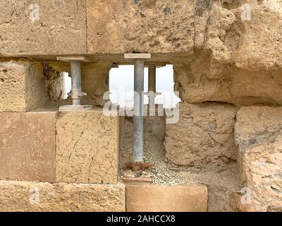 Temporaneo di pilastri in acciaio a sostegno di un antico muro di pietra a l'Acropoli di Atene, Attica Regione, la Grecia, l'Europa. Riparato provvisoriamente il foro nel muro. Foto Stock