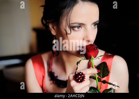 Donna in abito rosso stile antico Foto Stock