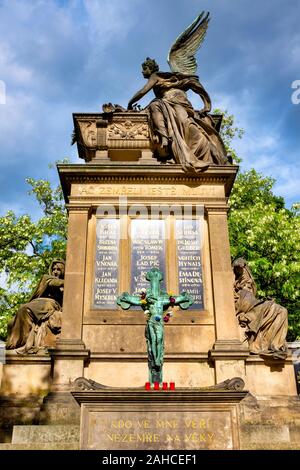 Slavín è una tomba presso il Cimitero di Vyšehrad a Praga. Molti importanti personalità ceche sono sepolto nella tomba. Foto Stock