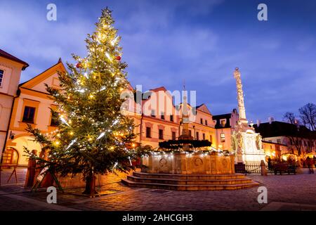 Albero di Natale in Piazza Masaryk di notte. Centro della città vecchia di Trebon, Repubblica Ceca. Foto Stock