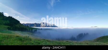 Picchi di montagna che guarda fuori del mare di nebbia nella biosfera UNESCO di Entlebuch, Svizzera Foto Stock