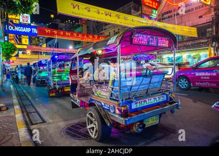 Bangkok/Thailand-December 2019: notte tempo a Chinatown a Bangkok con luci al neon e tipici taxi tuktuk in attesa per i clienti. Foto Stock