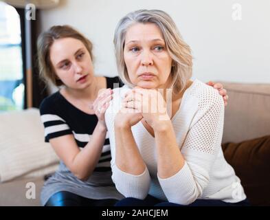Si scusava donna chiedendo perdono a suo offeso madre dopo la querelle a casa Foto Stock