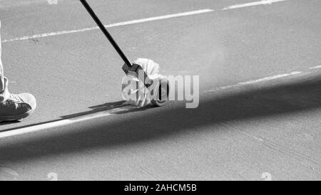 Pulizia di linee su un campo da tennis in terra battuta. Foto Stock