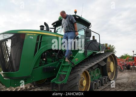 New York, Stati Uniti d'America. Il 9 giugno, 2019. Tom acque, una settima generazione di agricoltore, discende dal suo trattore sul Suo terreno coltivato in Orrick, Missouri, Stati Uniti, 9 giugno 2019. Per andare con: 'Yearender: 2019 vede rullo-coaster ride per le industrie degli Stati Uniti, i consumatori in mezzo alle incertezze del commercio' Credit: Liu Jie/Xinhua/Alamy Live News Foto Stock