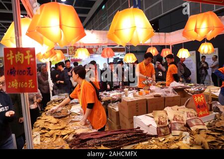 Hong Kong, Cina. 28 dicembre, 2019. Turisti acquistare a scatti a xvii Hong Kong Food Festival a Hong Kong, Cina del sud, Dic 28, 2019. Credito: Wu Xiaochu/Xinhua/Alamy Live News Foto Stock