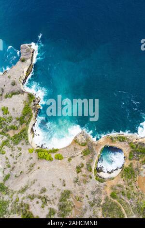 Vista da sopra, splendida vista aerea della spiaggia rotto. Foto Stock