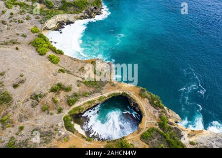 Vista da sopra, splendida vista aerea della spiaggia rotto. Foto Stock