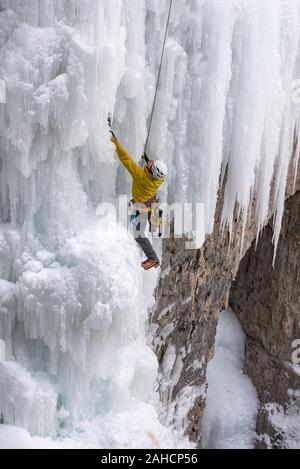 Il Parco Nazionale di Banff, Alberta, Canada - 15 dicembre 2019: un maschio da solista ice climber lavora il suo modo superiore congelato cade nel Canyon Johnston Foto Stock